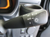 周囲が暗くなるとライトが点灯する、オートライト装備車両です。