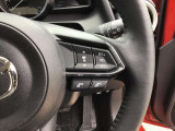 上質さを感じる本革巻きステアリングです。クルーズコントロール等のスイッチが装備されています。お手元で簡単に操作できます☆
