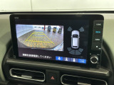 リバースギアに入れるだけで後方の表示へ切り替わります。夜間や雨の日の駐車も楽になりますよ。