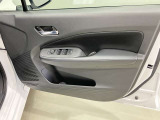 【運転席ドア】ボトルホルダーや収納ポケットが付いているので運転席周りもスッキリ保てます★