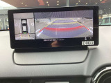360&deg;ビューモニターでは前後左右4つのカメラ映像をさまざまな走行状況に応じて切り替えてセンターディスプレイに表示することで、駐車時や狭い道でのすれ違い時、見通しの悪い交差点進入時でも安心感を高めます