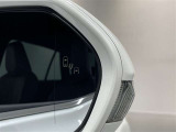 ブラインドスポットモニター(BSM)を装備しています。隣を走る車両が死角に入るとミラー内LEDインジケーターが点灯。さらに、ウィンカーを出すとインジケーターが光って点滅して注意を促してくれます。