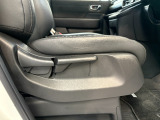 運転席はお好みの高さに調整可能です。自分好みのポジションで運転って楽ですよね。上下にも設定が可能です。