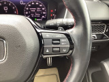 Hondaセンシングの機能のひとつ、アダプティブクルーズコントロール付!アクセルから足を離しても設定したスピードと前車との車間を保ち走行してくれます!車線維持もアシスト☆高速道路で疲労軽減ですね☆