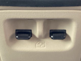 パワーウィンドウスイッチはインパネ中央に配置されており、運転席・助手席どちらからでも操作しやすい設計です。乗り降りの多い業務シーンでも素早く窓操作ができ、使い勝手に優れています。