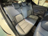 キックスは通常のハイブリット車に比べ、フロントシート足元付近にバッテリーがあるだけ!更にフロントシート背面形状を最適化し、後席ニールームを拡大。大人でもゆったりと座ることができる広さを実現しています!