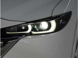 【LEDヘッドライト】悪天候や夜間走行時も良好な視界を確保し安心して運転できる高輝度LEDヘッドライトを装備。明るい上に点灯速度が早く消費電力も抑えられています。
