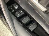 狭い駐車場で便利な電動格納ドアミラーが付いています。