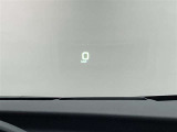 ヘッドアップディスプレイ(HUD)搭載。運転中、前方から視線を落外す必要がなく、安全に情報を把握しながら運転ができる機能です。