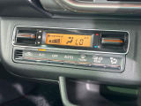 【オートエアコン】一度お好みの温度に設定すれば、車内の温度を検知し風量や温度を自動で調整。暑い&hellip;寒い&hellip;と何度もスイッチ操作をする必要はありません。快適な車内空間には必須の機能ですね♪
