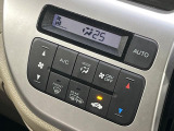 【オートエアコン】一度お好みの温度に設定すれば、車内の温度を検知し風量や温度を自動で調整。暑い&hellip;寒い&hellip;と何度もスイッチ操作をする必要はありません。快適な車内空間には必須の機能ですね♪