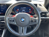 BMWのステアリングのリムは、一般的なものより少し太めにデザインされています。 これはタイヤやステアリングシャフトなどを介して伝わる路面からの入力を、しっかりと把握するためです。
