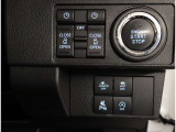 お車のキーはスマートキーです。キーを身につけた状態で車に近づき、ドアロックの解錠や施錠操作が出来ます。雨の日など両手がふさがっている時など、とっても便利ですね。