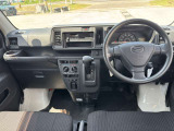 視界が広く、毎日の仕事も快適にこなせる運転席です。