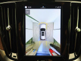 【360&deg;ビューカメラ】4台の高解像度カメラで360度の鳥瞰図を表示。隣の車や壁、死角にある障害物などを画面で確認できるため、狭いスペースでの駐車・出入りも安心です。