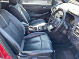 運転席は広々としていて、ゆったりと運転をお楽しみいただくことができますよ。