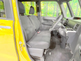 運転席まわりには十分なスペースがあり、大柄な方でもゆったり運転していただける環境です。