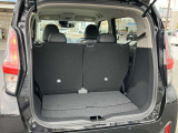 リヤシートはスライドしますので荷室や足元の広さ調整ができます。