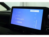 【ディスプレイオーディオ】スマホをクルマとつなぐだけで、おなじみのアプリをディスプレイオーディオ上で気軽に使えるようになります。ハンズフリー通話や各種機能を音声操作できるので、運転中でも安心♪