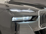 アダプティブLEDヘッドライトはステアリングを切った方向を照らします。