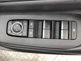 パワーウィンドのスイッチです。運転席に座りながら、助手席や後席の窓を開け閉めできるので大変便利ですよ。