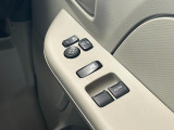 パワーウィンドウのスイッチですよ。 運転席に居ながら窓を開け閉めのコントロールできますよ。
