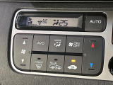 【オートエアコン】一度お好みの温度に設定すれば、車内の温度を検知し風量や温度を自動で調整。暑い&hellip;寒い&hellip;と何度もスイッチ操作をする必要はありません。快適な車内空間には必須の機能ですね♪