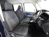ゆったり室内で運転もしやすいです♪使い勝手の良い配置も考えられています!!
