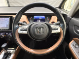 ハンドルにHondaセンシング系のクルーズコントロールやレーンキープアシストなどのスイッチと、オーディオの操作スイッチが装備されています。ハンドルから手を離さず安全に操作できます。
