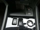 電動パーキングブレーキは、従来の足踏み式に比べ、しっかりと車をホールドしてくれるので安心です。女性の方には特に安心いただける装備です