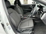 長時間の運転でも疲れを感じにくい、適度な硬さのシートです!