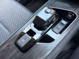 電動パーキングブレーキとオートブレーキホールド機能(信号待ち等でブレーキを踏み続けなくても自動的にブレーキ力がキープされる機能です)