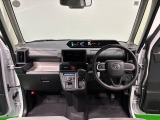 360&deg;UV&IRカット機能ガラス採用。見易い計器類と運転し易いレイアウトのドライビングポジションは、極細Aピラーの採用で視角も少なく前方&左右の見切りが良く安心して運転できます。