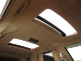 サンルーフ付きです。昼は気持ちよい風を取り入れたり、シェードを開けておくことにより車内が明るくなります。夜はシートを倒せば流れ星が流れたり星がたくさん見えるかも・・わくわくする装備ですね!