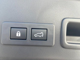 【パワーバックドア】スマートキーや運転席のボタンを押すだけでリアゲートが自動で開閉します!荷物を持っている時や、高い位置にあるバックドアを閉める際に便利な機能です♪