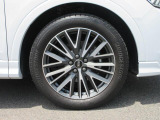 全車両に標準装備の純正アルミホイールは、純正ならではのバランスの良いデザインと、走行安定性をお楽しみ頂けます。