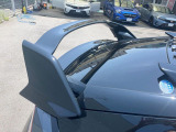【大型リヤスポイラー】スポーツカーらしさがグッと引き立つ大型リヤスポイラーを装着♪高速走行時のスタビリティ(走行安定性)向上に役立ちます。