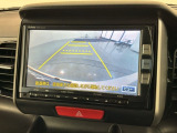 リバースギアに入れるだけで後方の表示へ切り替わります。夜間や雨の日の駐車も楽になりますよ。