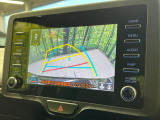 【バックカメラ】駐車時に後方がリアルタイム映像で確認できます。大型商業施設や立体駐車場での駐車時や、夜間のバック時に大活躍!運転スキルに関わらず、今や必須となった装備のひとつです!