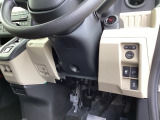 左側に高速で便利なETCがあり、横滑りを防ぐVSAなどのスイッチは、運転席の右側、手の届きやすい位置にあります。