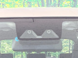 【スマートアシスト】走行中に前方の車両等を認識し、衝突しそうな時は警報とブレーキで衝突回避と被害軽減をアシスト。より安全にドライブをお楽しみいただけます。