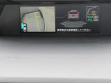 バック時に、バックソナーと運転席から死角になりやすい左前タイヤ付近をモニターできるサイドビューモニターが起動し、状況を表示いたします