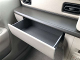 充実の小物入れを完備。ついつい貯めがちな小物をスッキリ収納できますね。