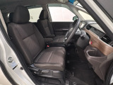 座面も厚みがあり背もたれも高く、広い足元にゆったり座れるシートです。運転席と助手席の間が空いている為、助手席側への移動がスムーズです。交通量の多い道でも助手席側から乗り降りができます。