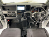 ハンドル右側にはクルーズコントロールのスイッチが装備され運転中の操作も安心して行えます!