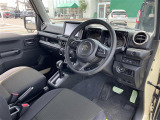 【運転席】座り心地が良いシートなので長時間の運転でも快適にお過ごしいただけます。新品のフロアマットのご注文も可能です。掲載箇所以外にご希望の写真がございましたらお気軽にお問い合わせ下さい。