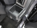 カップホルダーは運転席や助手席からちょうど手の届く位置です!!