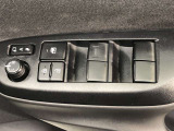 パワーウィンドのスイッチです。運転席に座りながら、助手席や後席の窓を開け閉めできるので大変便利ですよ。