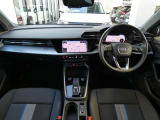 先進テクノロジーと機能性、デザインが見事に調和するAudi A3のインテリア。運転席と助手席を取り囲むラップアラウンドデザインによって開放的なゆとりを感じさせてくれます。
