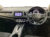 車内は光触媒抗菌消臭施工済です。インパネ周りはスタイリッシュなデザインです。グローブボックスやカップホルダーのほかにトレーなどたくさんの収納スペースが付いています。